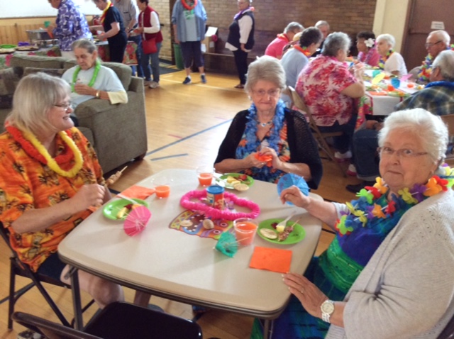 2015 photo luau Sheila Flavil n Marti